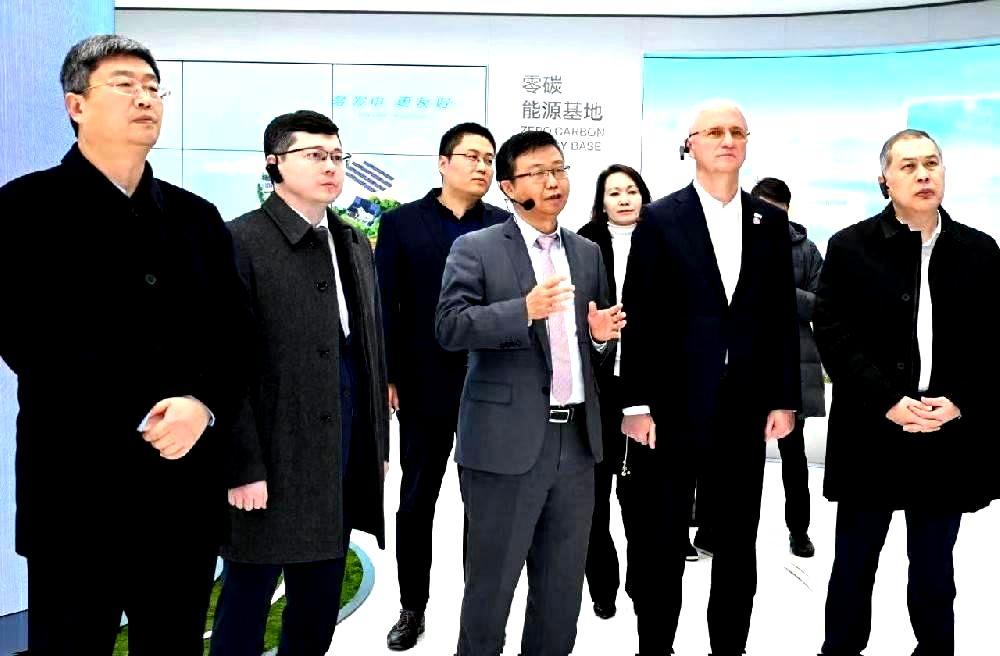 安徽九州酷游翻译负责人陪同哈萨克斯坦第一副总理罗曼·斯克利亚尔访问阳光新能源